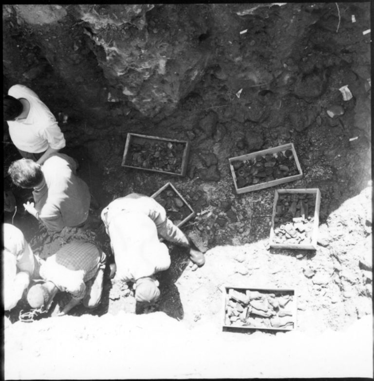 Il recupero dei materiali all’interno della trincea nell’estate del 1959
